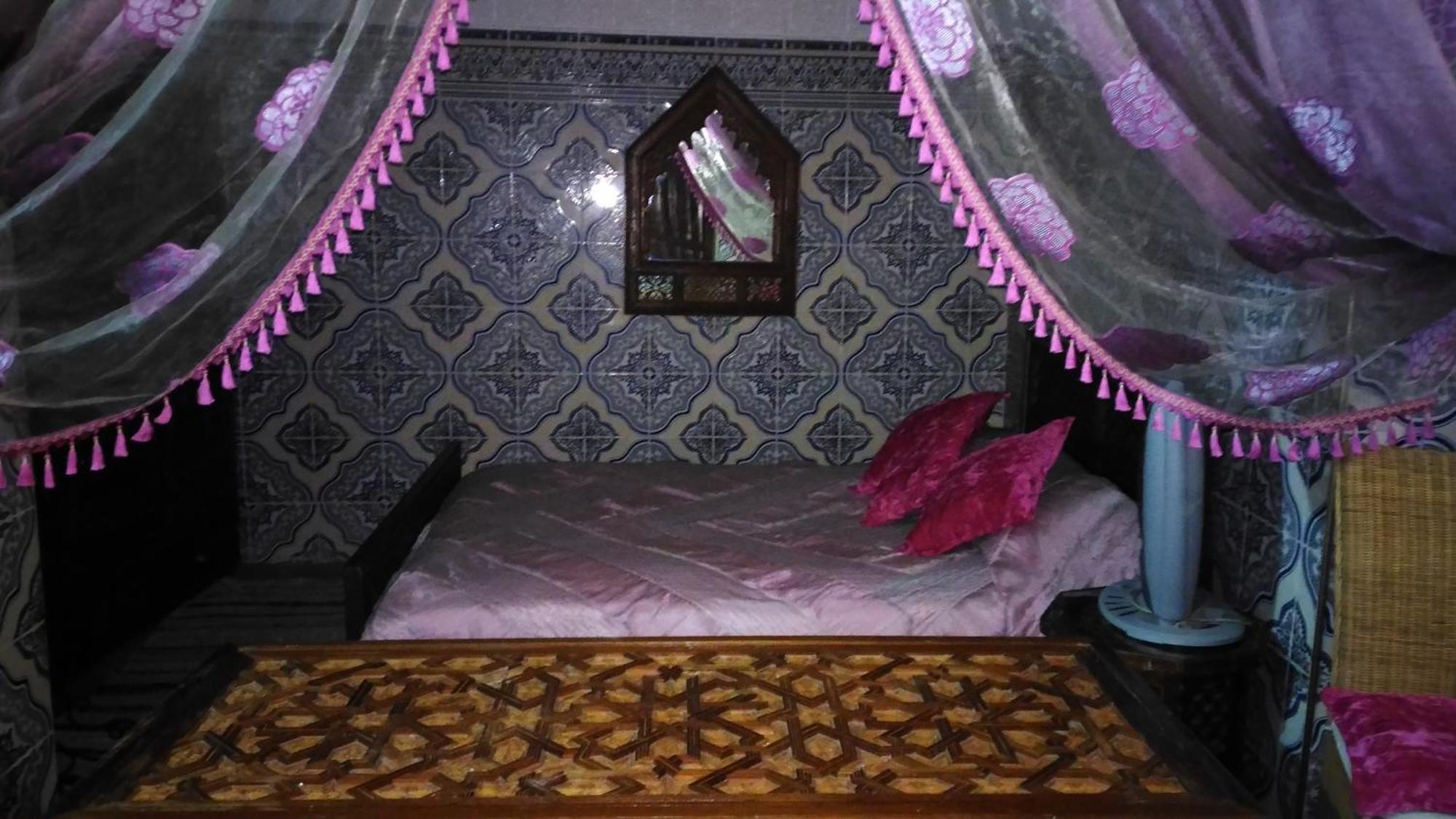 Ryad Bab Berdaine Meknes Bagian luar foto