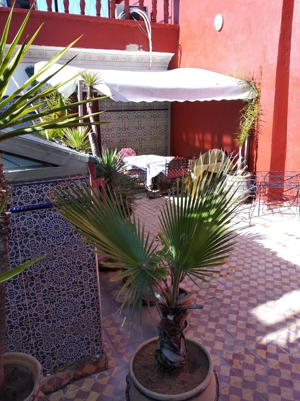 Ryad Bab Berdaine Meknes Bagian luar foto